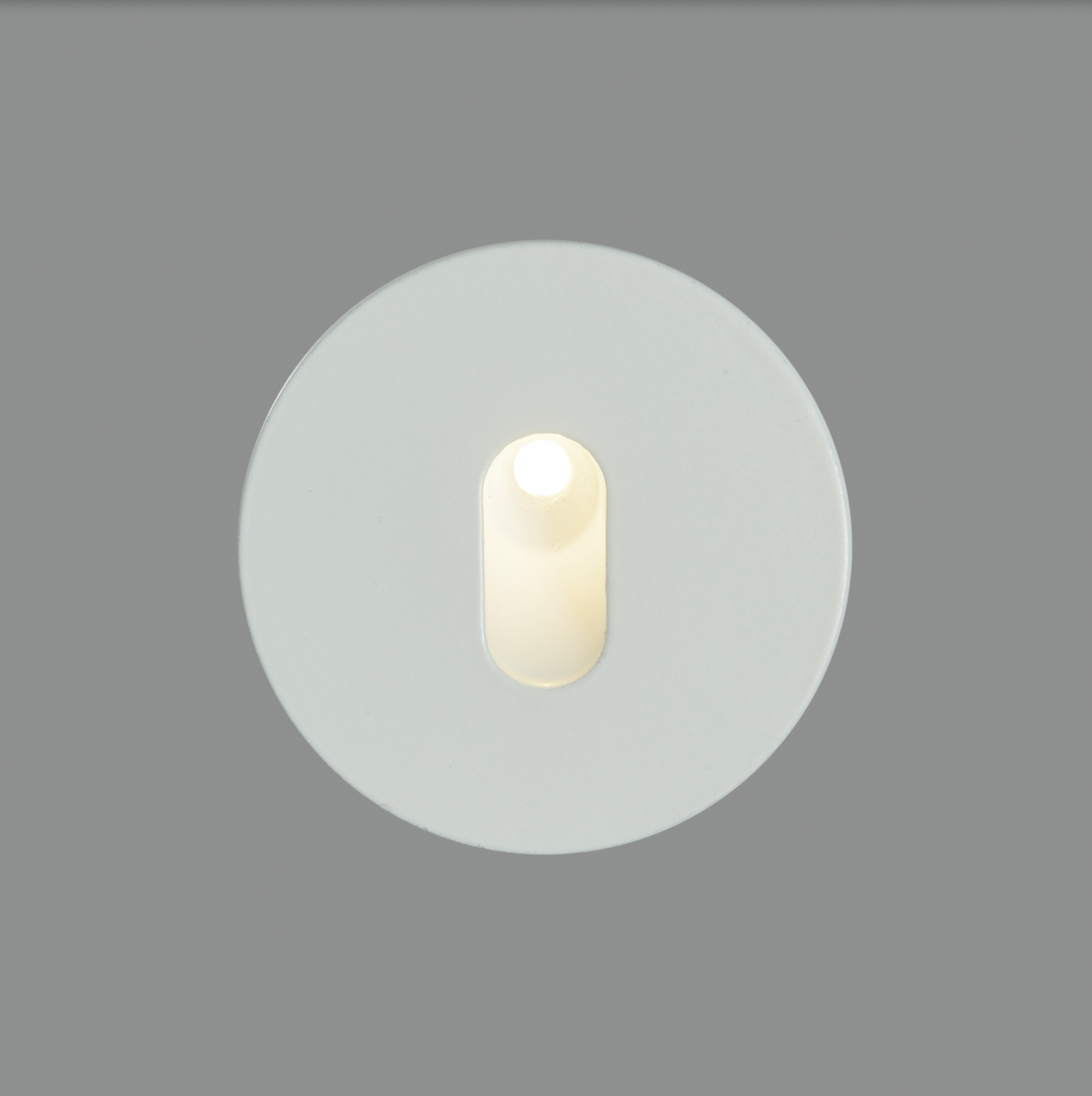 Applique encastrée Paul au design minimaliste, diffusant une lumière LED douce et homogène idéale pour couloirs et escaliers, alliant élégance et sécurité.