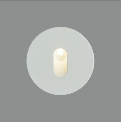 Applique encastrée Paul au design minimaliste, diffusant une lumière LED douce et homogène idéale pour couloirs et escaliers, alliant élégance et sécurité.