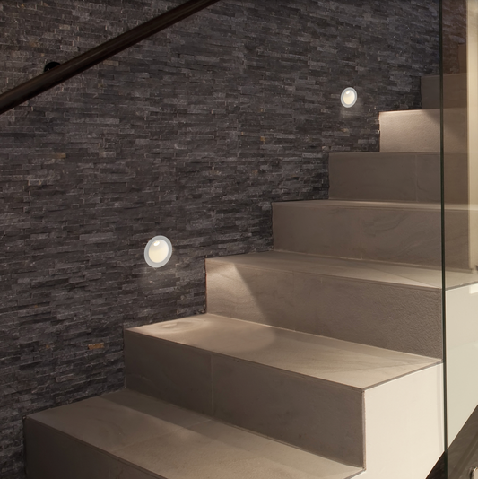 Applique encastrée Regal au design épuré, diffusant une lumière LED chaude et discrète idéale pour éclairer couloirs et escaliers avec élégance et sécurité.