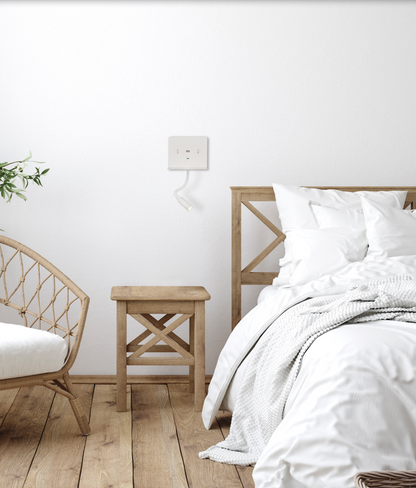 Applique murale 2-en-1 avec port USB intégré et double source lumineuse (éclairage principal + spot orientable). Son design blanc épuré allie confort, praticité et modernité pour des nuits paisibles et connectées.