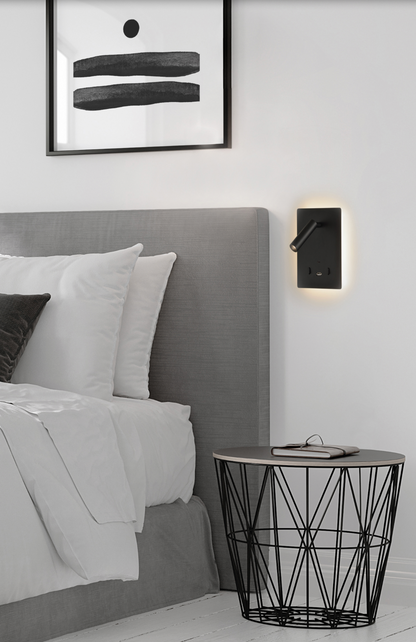 Applique murale 2-en-1 avec spot orientable, port USB intégré et rétroéclairage doux. Idéale pour la lecture et la détente, elle allie confort, praticité et ambiance apaisante pour un espace nuit parfaitement harmonieux.