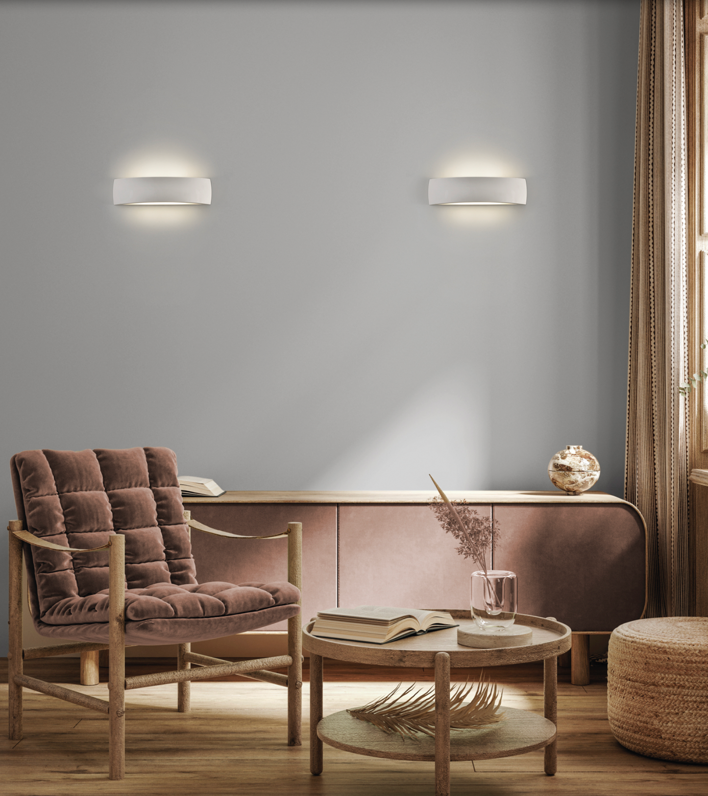 Applique murale Alba au design épuré, diffusant une lumière douce et apaisante, idéale pour créer une atmosphère sereine et élégante dans une chambre, un salon ou un couloir.