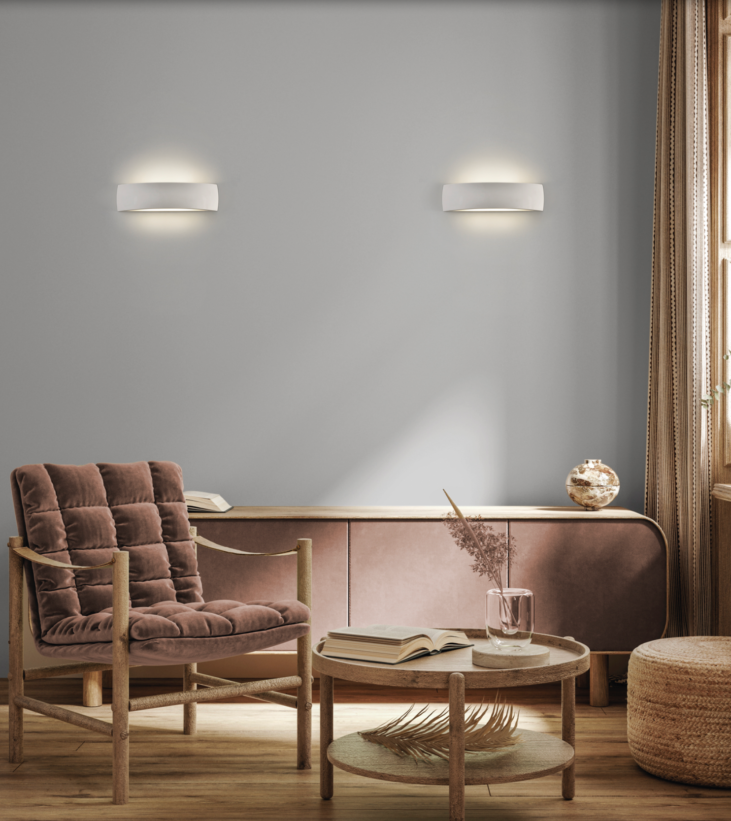 Applique murale Alba au design épuré, diffusant une lumière douce et apaisante, idéale pour créer une atmosphère sereine et élégante dans une chambre, un salon ou un couloir.