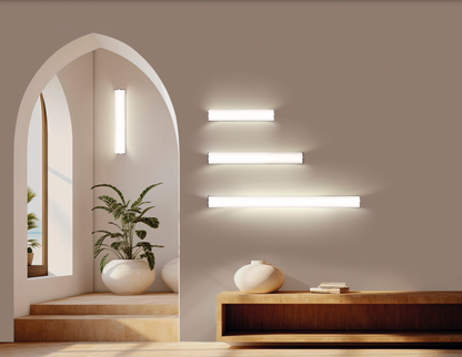 Applique murale Aldo au design chromé et opalin, diffusant une lumière douce et naturelle idéale pour le miroir, offrant un éclairage précis et élégant pour sublimer vos routines quotidiennes