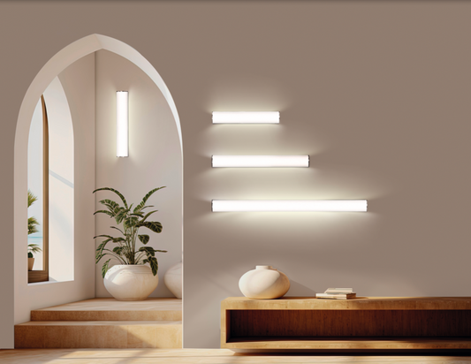 Applique murale Aldo au design chromé et opalin, diffusant une lumière douce et naturelle idéale pour le miroir, offrant un éclairage précis et élégant pour sublimer vos routines quotidiennes