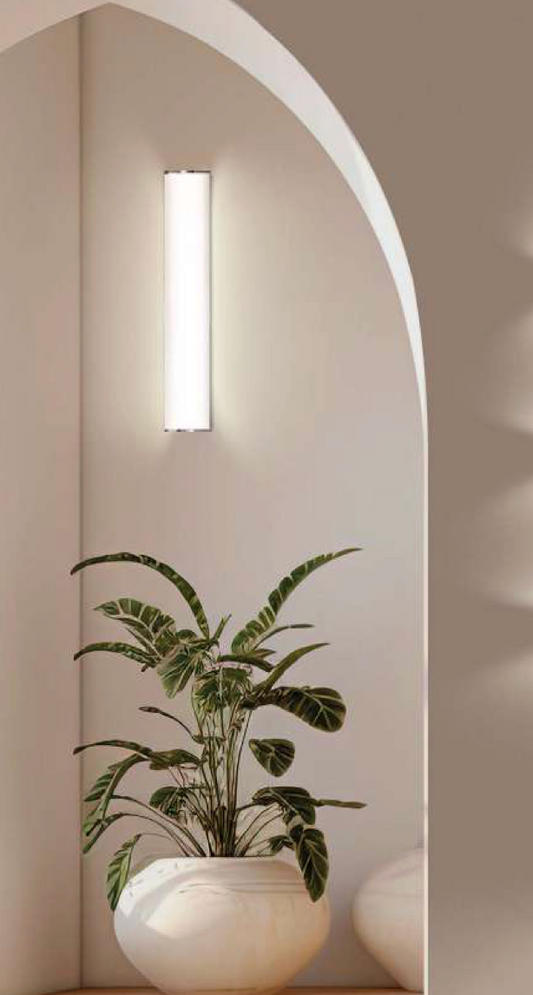 Applique murale Aldo au design chromé et opalin, diffusant une lumière douce et naturelle idéale pour le miroir, offrant un éclairage précis et élégant pour sublimer vos routines quotidiennes.