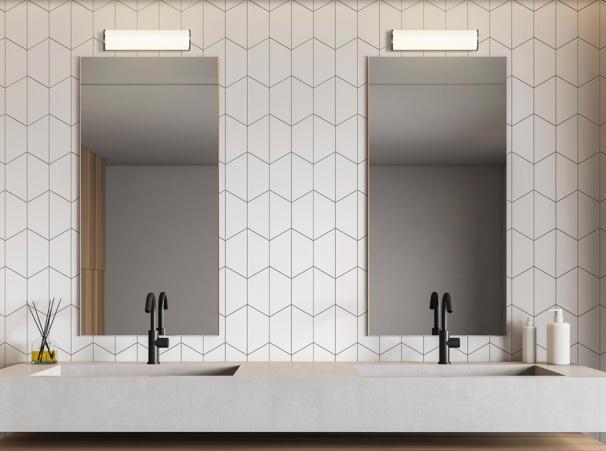 Applique murale Aldo au design chromé et opalin, diffusant une lumière douce et naturelle idéale pour le miroir, offrant un éclairage précis et élégant pour sublimer vos routines quotidiennes.