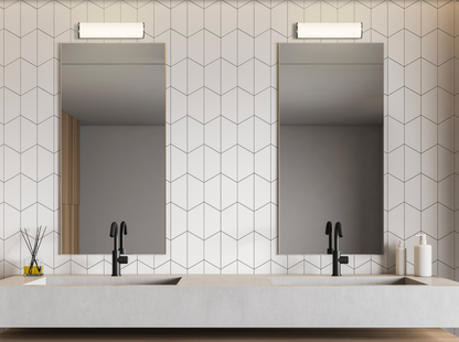 Applique murale Aldo au design chromé et opalin, diffusant une lumière douce et naturelle idéale pour le miroir, offrant un éclairage précis et élégant pour sublimer vos routines quotidiennes.