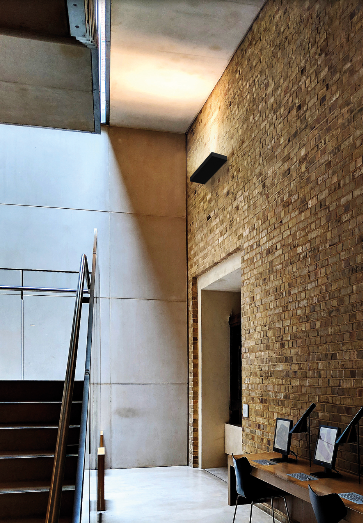 Applique murale Brick au design épuré, disponible en blanc ou noir, dotée d’un diffuseur microplasmique pour une lumière douce et homogène, créant une ambiance chaleureuse et apaisante dans chaque pièce.