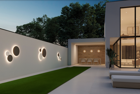 Applique murale Combo XL au design architectural et audacieux, composée de cercles lumineux diffusant une lumière douce et immersive, idéale pour sublimer les grands espaces intérieurs ou extérieurs avec élégance et caractère.