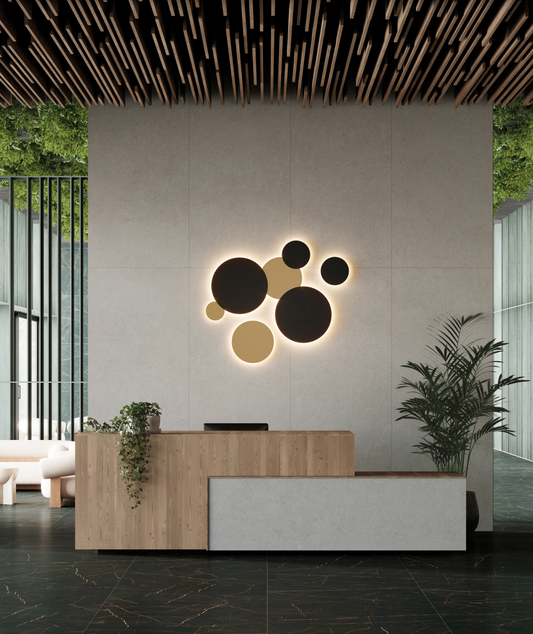 Applique murale Combo XL au design architectural et audacieux, composée de cercles lumineux diffusant une lumière douce et immersive, idéale pour sublimer les grands espaces intérieurs ou extérieurs avec élégance et caractère.