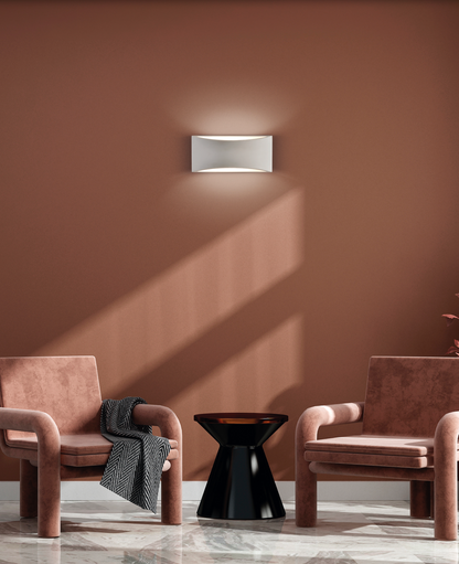 Applique murale Dana au design minimaliste, diffusant une lumière douce vers le haut et le bas pour un effet bain de lumière apaisant, idéale pour structurer l’espace avec élégance et discrétion.