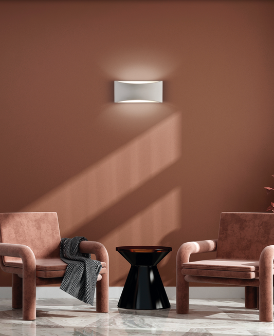Applique murale Dana au design minimaliste, diffusant une lumière douce vers le haut et le bas pour un effet bain de lumière apaisant, idéale pour structurer l’espace avec élégance et discrétion.