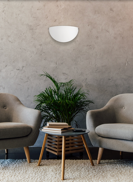 Applique murale Dina en verre opale au design moderne et épuré, diffusant une lumière douce et apaisante, idéale pour créer une ambiance raffinée et sereine dans chaque pièce.