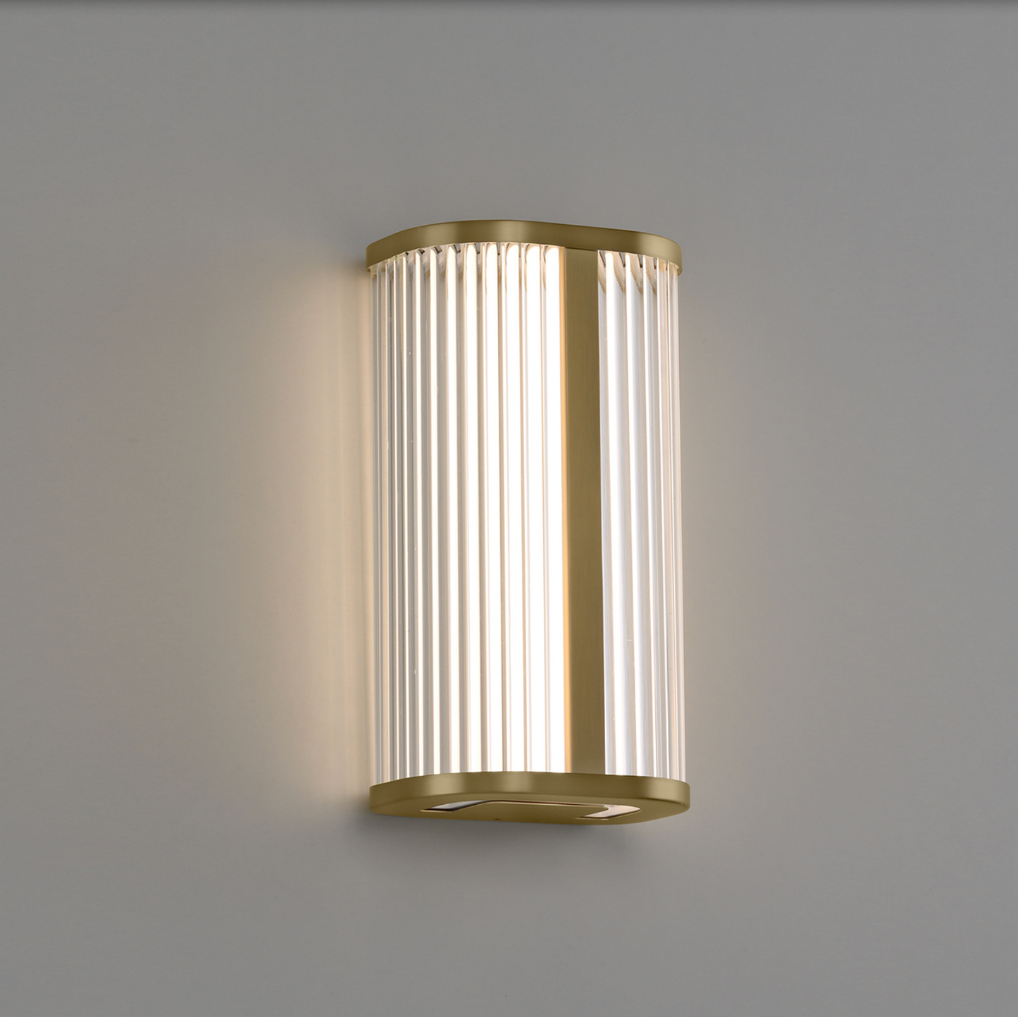 Applique murale Diva Chrome au design moderne et raffiné, finition chromée brillante, diffusant une lumière pure et ajustable pour un éclairage élégant et confortable autour du miroir.