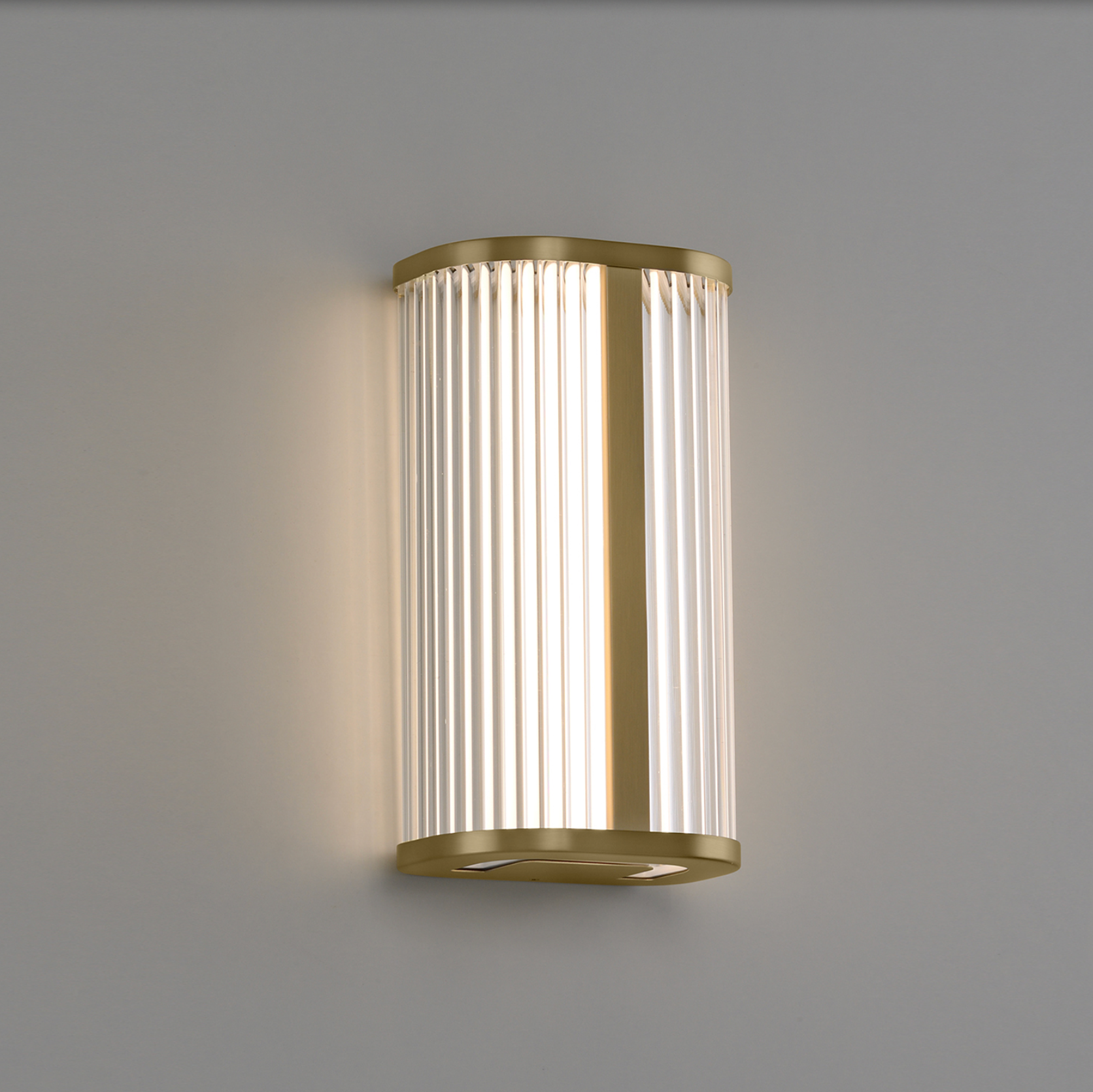 Applique murale Diva Chrome au design moderne et raffiné, finition chromée brillante, diffusant une lumière pure et ajustable pour un éclairage élégant et confortable autour du miroir.