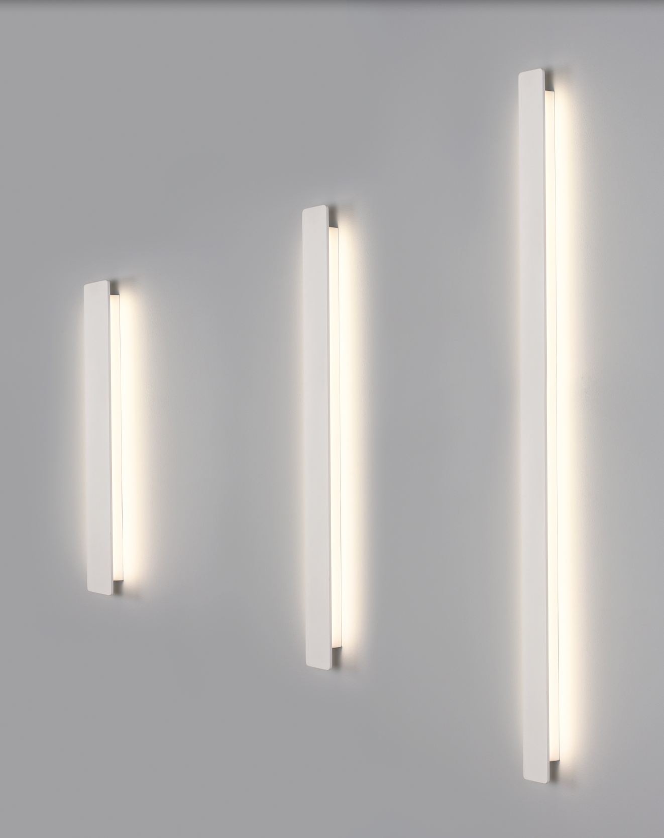 Applique murale Fosca au design sobre et contemporain, offrant une lumière nette et confortable, installable à l’horizontale ou à la verticale pour un éclairage équilibré et adaptable à chaque espace.