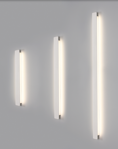 Applique murale Fosca au design sobre et contemporain, offrant une lumière nette et confortable, installable à l’horizontale ou à la verticale pour un éclairage équilibré et adaptable à chaque espace.
