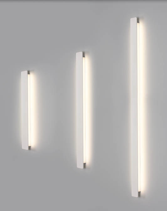 Applique murale Fosca au design sobre et contemporain, offrant une lumière nette et confortable, installable à l’horizontale ou à la verticale pour un éclairage équilibré et adaptable à chaque espace.