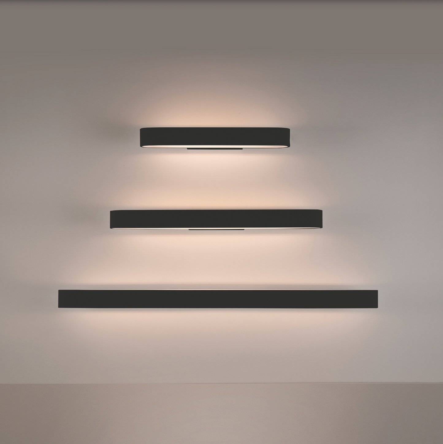 Applique murale Gala au design discret et raffiné, diffusant une lumière douce et feutrée pour créer une ambiance chaleureuse et accueillante dans les couloirs, salons ou salles à manger.