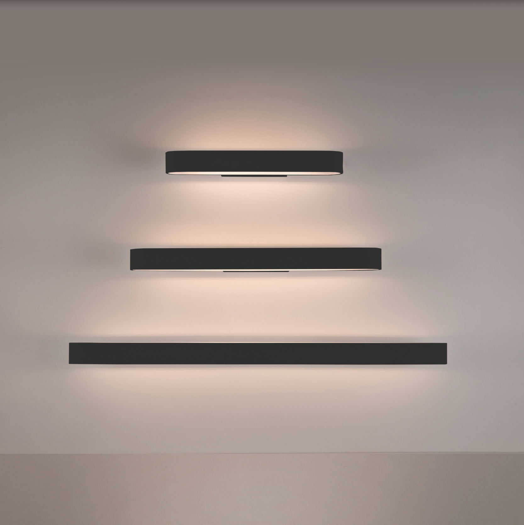 Applique murale Gala au design discret et raffiné, diffusant une lumière douce et feutrée pour créer une ambiance chaleureuse et accueillante dans les couloirs, salons ou salles à manger.