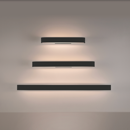 Applique murale Gala au design discret et raffiné, diffusant une lumière douce et feutrée pour créer une ambiance chaleureuse et accueillante dans les couloirs, salons ou salles à manger.