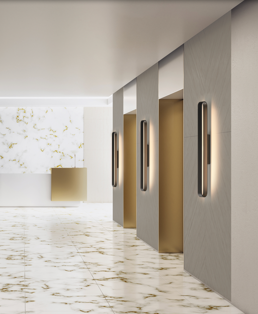 Applique murale Gala au design discret et raffiné, diffusant une lumière douce et feutrée pour créer une ambiance chaleureuse et accueillante dans les couloirs, salons ou salles à manger.