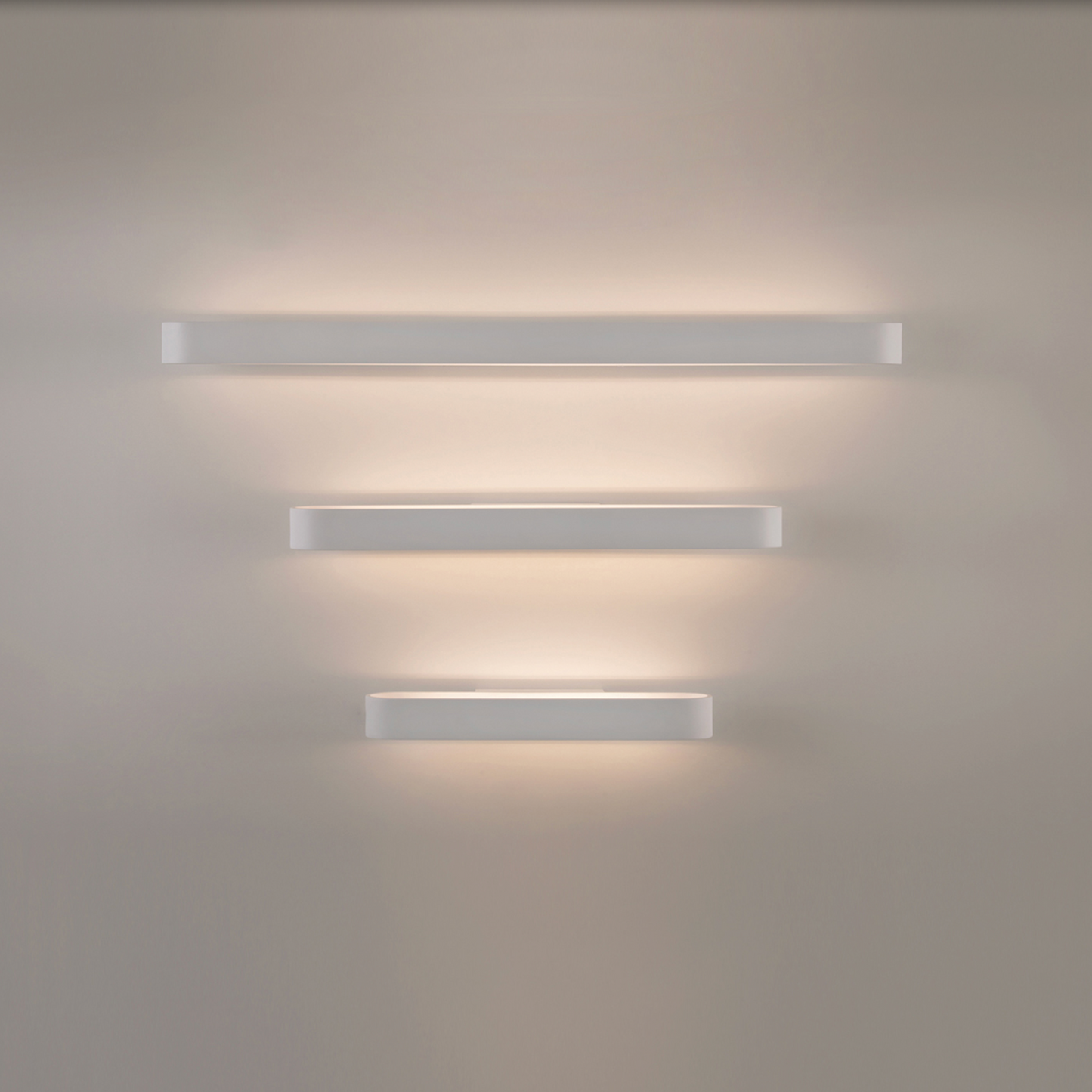 Applique murale Gala au design discret et raffiné, diffusant une lumière douce et feutrée pour créer une ambiance chaleureuse et accueillante dans les couloirs, salons ou salles à manger.