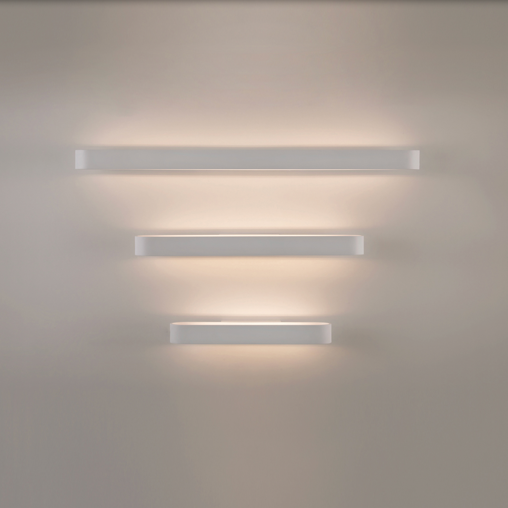 Applique murale Gala au design discret et raffiné, diffusant une lumière douce et feutrée pour créer une ambiance chaleureuse et accueillante dans les couloirs, salons ou salles à manger.