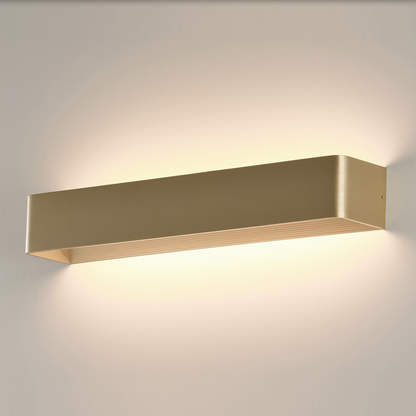 Applique murale Icon au design compact et épuré, combinant lumière directe et indirecte pour un éclairage harmonieux et fluide, idéale pour sublimer couloirs et chambres avec élégance discrète.