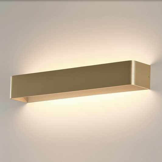 Applique murale Icon au design compact et épuré, combinant lumière directe et indirecte pour un éclairage harmonieux et fluide, idéale pour sublimer couloirs et chambres avec élégance discrète.