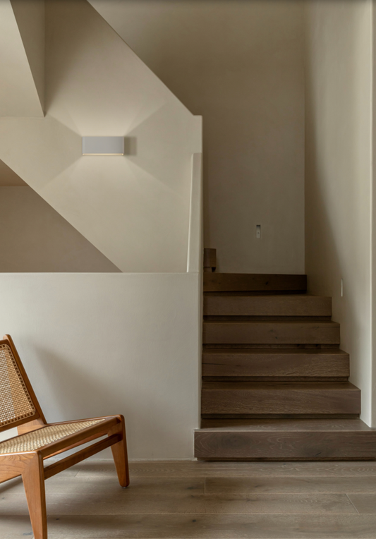 Applique murale Icon au design compact et épuré, combinant lumière directe et indirecte pour un éclairage harmonieux et fluide, idéale pour sublimer couloirs et chambres avec élégance discrète.