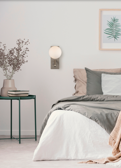 Applique murale Kin avec ports USB et USB-C intégrés, idéale pour la lecture et la détente. Lumière douce et ciblée, design en nickel mat et diffuseur opalin pour un confort moderne et une élégance discrète.