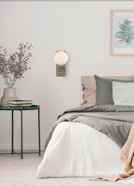 Applique murale Kin avec ports USB et USB-C intégrés, idéale pour la lecture et la détente. Lumière douce et ciblée, design en nickel mat et diffuseur opalin pour un confort moderne et une élégance discrète.