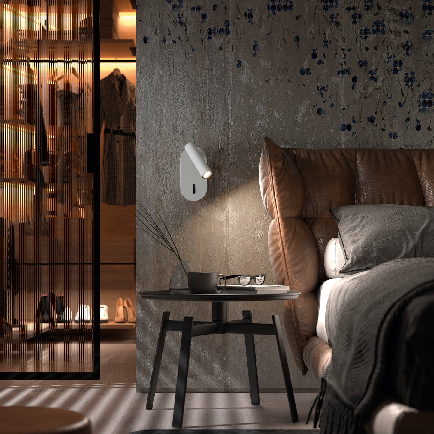 Applique murale LED blanche modèle DIRK, en acier et PMMA, fixée sur un mur en bois clair. Son spot orientable diffuse une lumière de lecture douce et ciblée, idéale pour les chambres et les salons modernes.