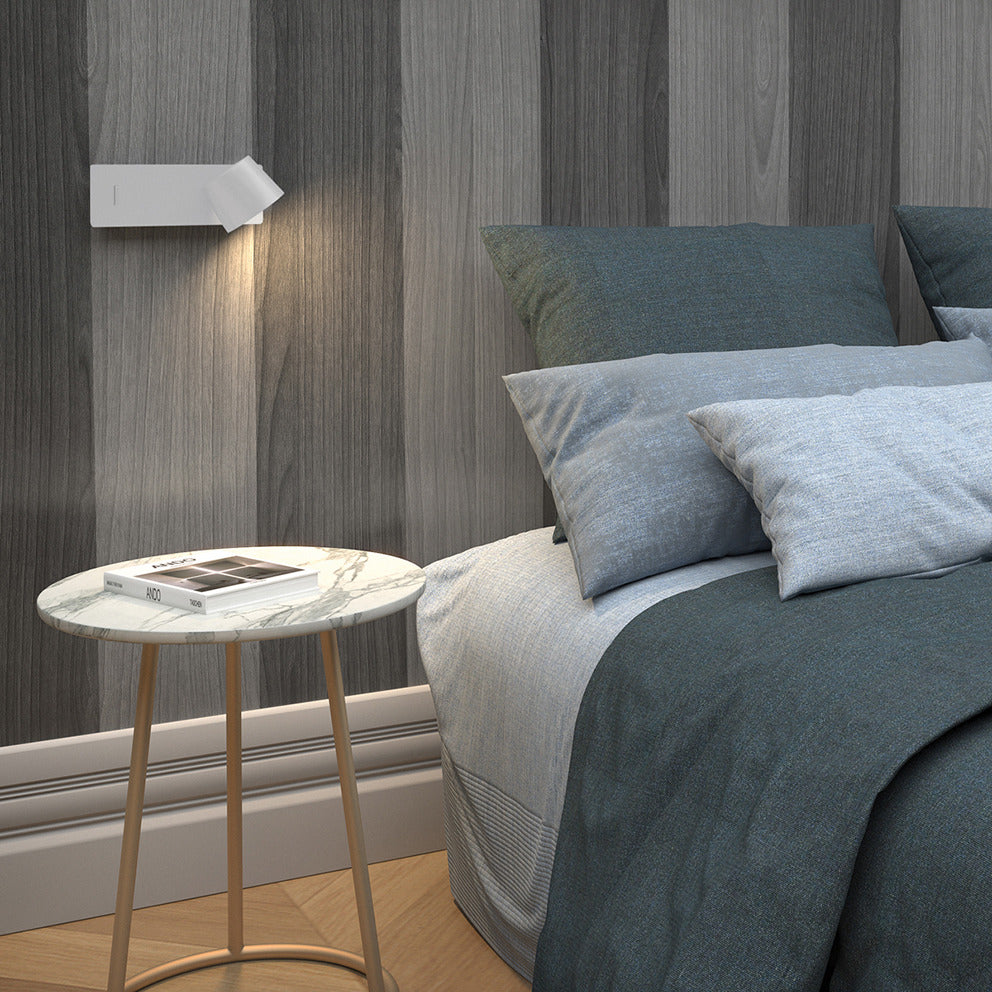 Applique murale LED noire Serene avec tête orientable et ports USB, installée en tête de lit dans une chambre moderne