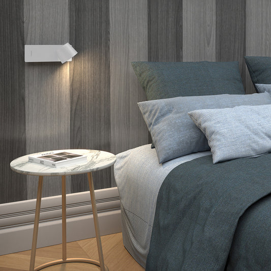 Applique murale LED noire Serene avec tête orientable et ports USB, installée en tête de lit dans une chambre moderne