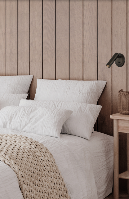 Applique murale LED orientable au fini nickel mat, offrant un éclairage ajustable et précis. Atria combine design minimaliste et flexibilité pour un confort visuel sur-mesure, idéal pour la lecture ou la détente.