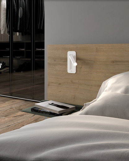 Applique murale LED orientable avec interrupteur intégré, offrant une lumière personnalisée pour vos moments de lecture. Son design épuré en finition noire texturée allie élégance et praticité au quotidien.