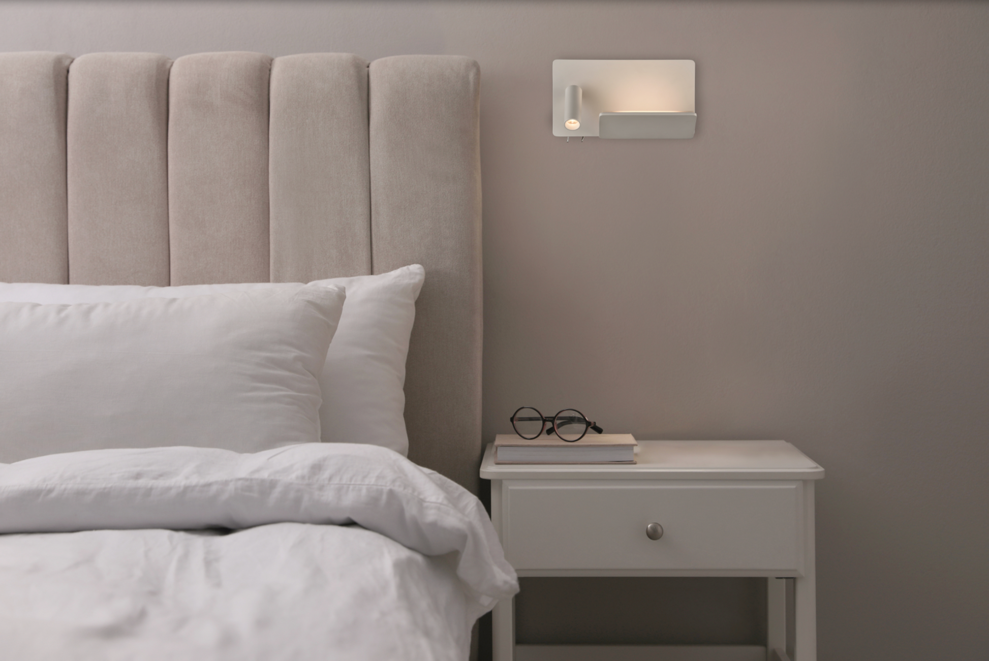 Applique murale Laika avec double éclairage, ports USB et USB-C intégrés. Design épuré et finition blanche texturée pour un confort moderne, pratique et discret, adapté à tous les moments de la journée.