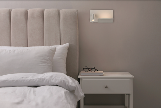 Applique murale Laika avec double éclairage, ports USB et USB-C intégrés. Design épuré et finition blanche texturée pour un confort moderne, pratique et discret, adapté à tous les moments de la journée.