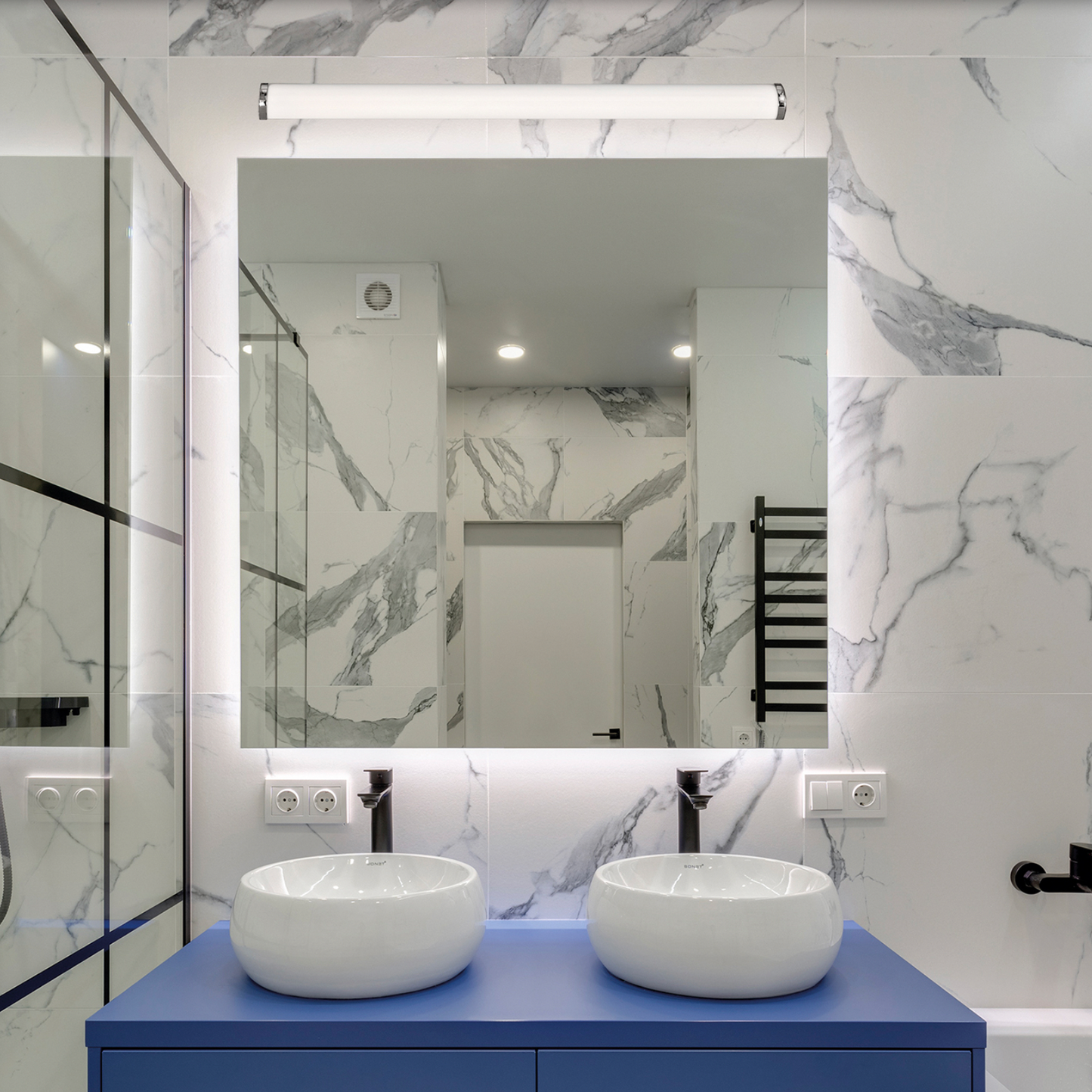 Applique murale Loira au design épuré et discret, diffusant une lumière douce et précise avec interrupteur intégré, idéale pour un éclairage élégant et pratique au quotidien.