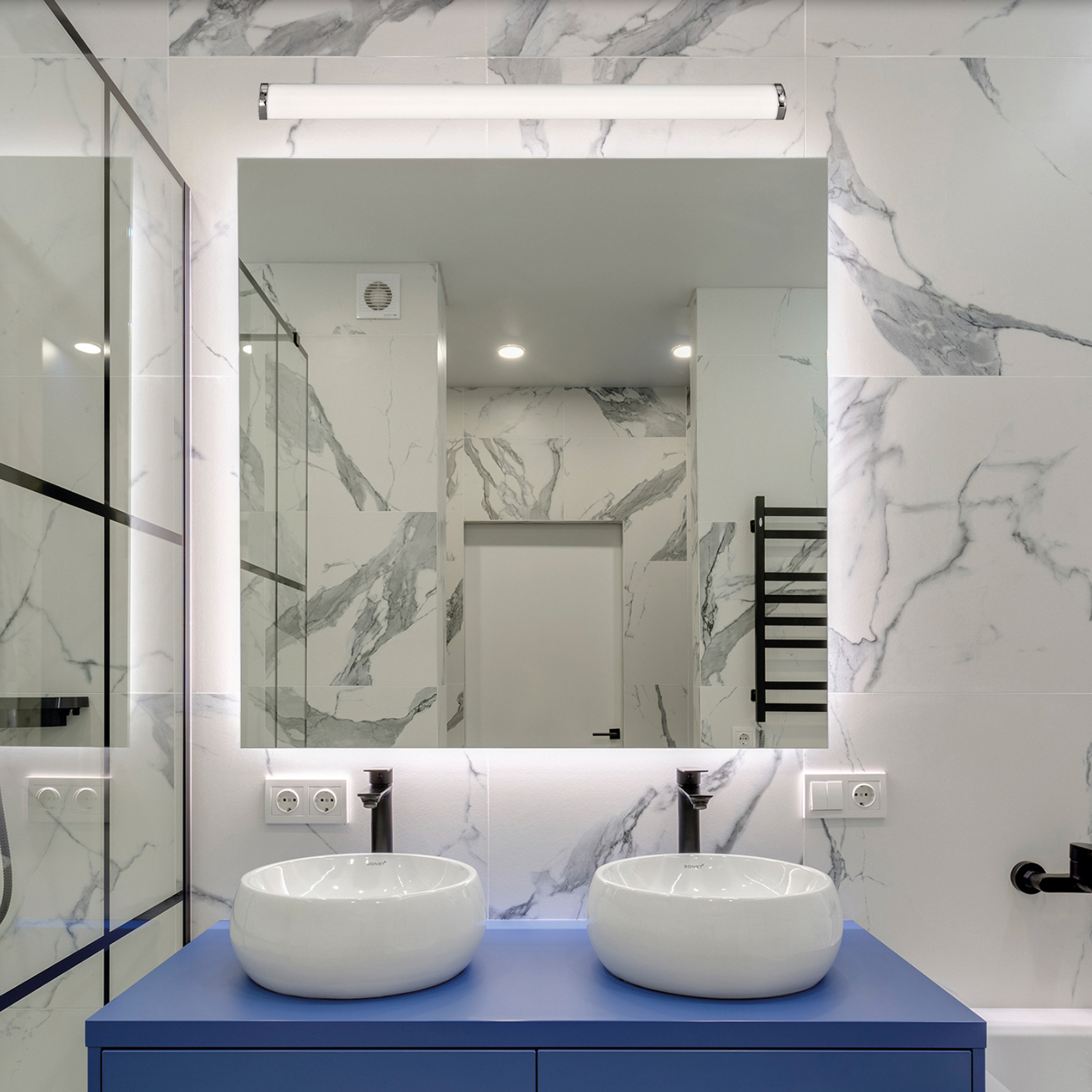 Applique murale Loira au design épuré et discret, diffusant une lumière douce et précise avec interrupteur intégré, idéale pour un éclairage élégant et pratique au quotidien.