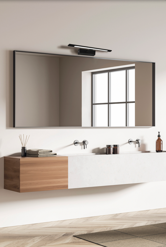 Applique murale Menorca au design élégant et discret, diffusant une lumière douce et naturelle, idéale pour un éclairage précis et apaisant dans la salle de bain.