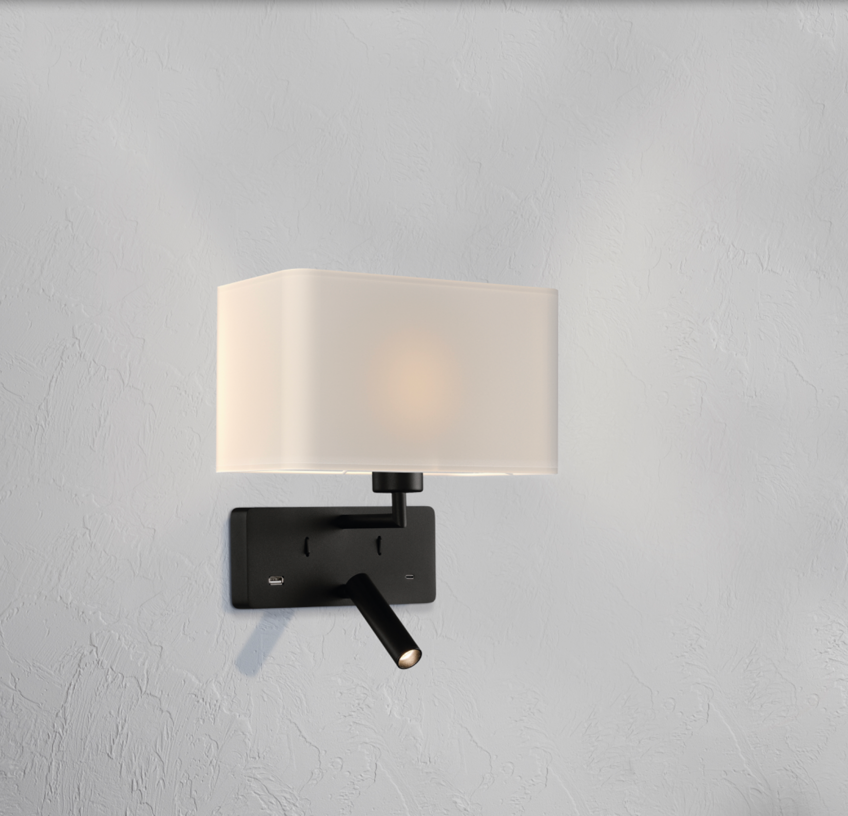 Applique murale Romeo en finition noire texturée avec ports USB et USB-C intégrés. Lumière douce et chaleureuse pour vos moments de détente, design élégant et fonctionnel qui allie confort moderne et style intemporel.