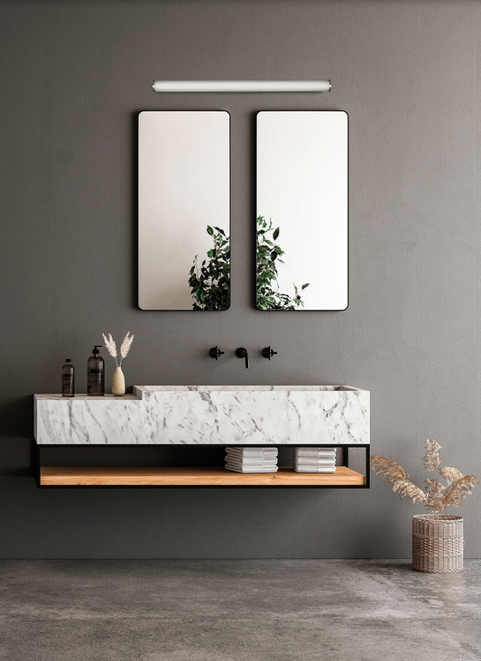 Applique murale Sara au design horizontal et finition opale, diffusant une lumière douce et modulable, idéale pour un éclairage élégant et apaisant dans la salle de bain.