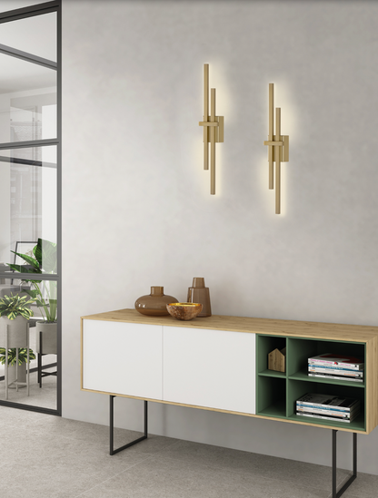 Applique murale Shadow au design contemporain et minimaliste, diffusant une lumière douce et apaisante qui enveloppe les murs avec élégance, idéale pour créer une ambiance chaleureuse et raffinée.