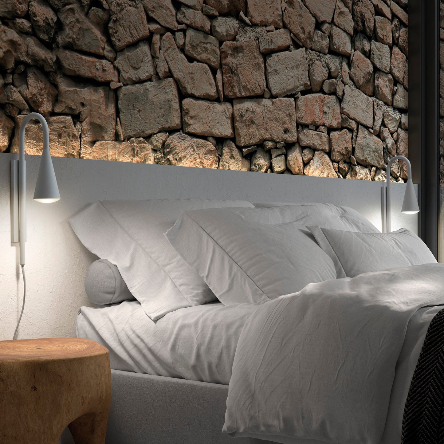 Applique murale Tear installée de chaque côté d’un lit au design moderne, diffusant une lumière douce et ciblée grâce à son abat-jour conique blanc et son diffuseur en verre transparent, créant une ambiance chaleureuse et élégante.