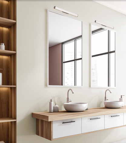 Applique murale Ura au design tubulaire et finition opale, diffusant une lumière douce et homogène, idéale pour un éclairage précis et confortable dans la salle de bain.