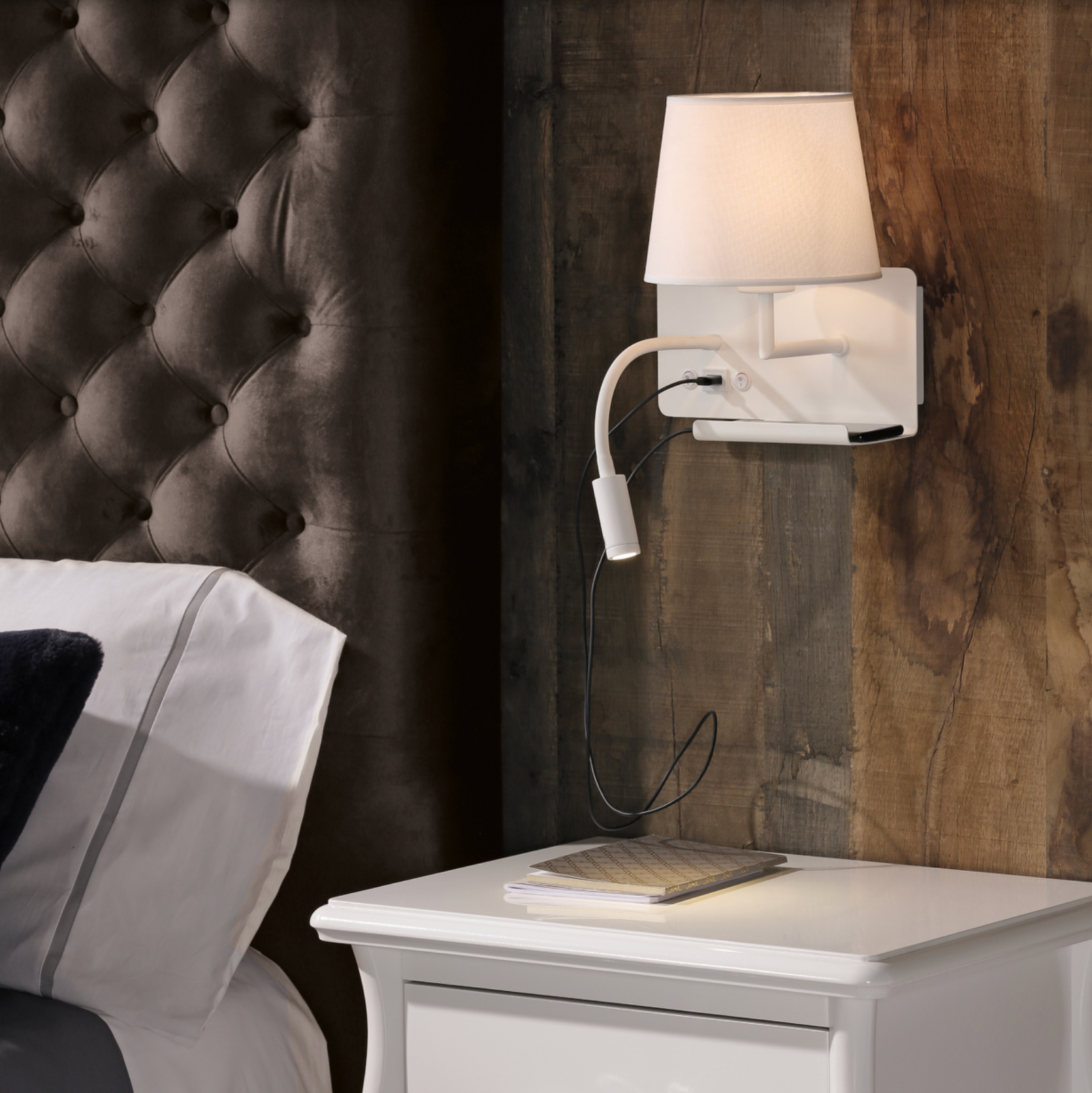 Applique murale alliant design noir texturé et abat-jour foncé. Éclairage réglable, ports USB et USB-C intégrés pour un confort moderne et fonctionnel. Un luminaire élégant qui s’adapte à votre rythme et sublime votre intérieur.